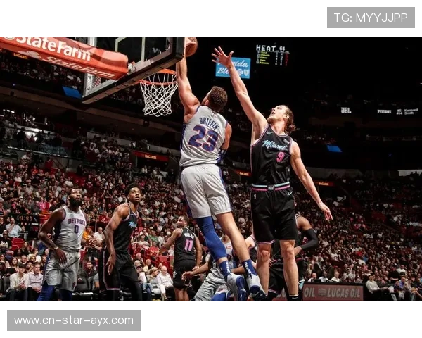 NBA扣篮头顶越过两人，裁判表情瞬间僵住